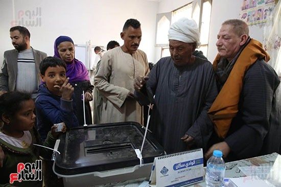توافد المواطنين على اللجان للإدلاء بأصواتهم (14) توافد المواطنين على اللجان للإدلاء بأصواتهم (14)