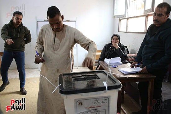 توافد المواطنين على اللجان للإدلاء بأصواتهم (5) توافد المواطنين على اللجان للإدلاء بأصواتهم (5)