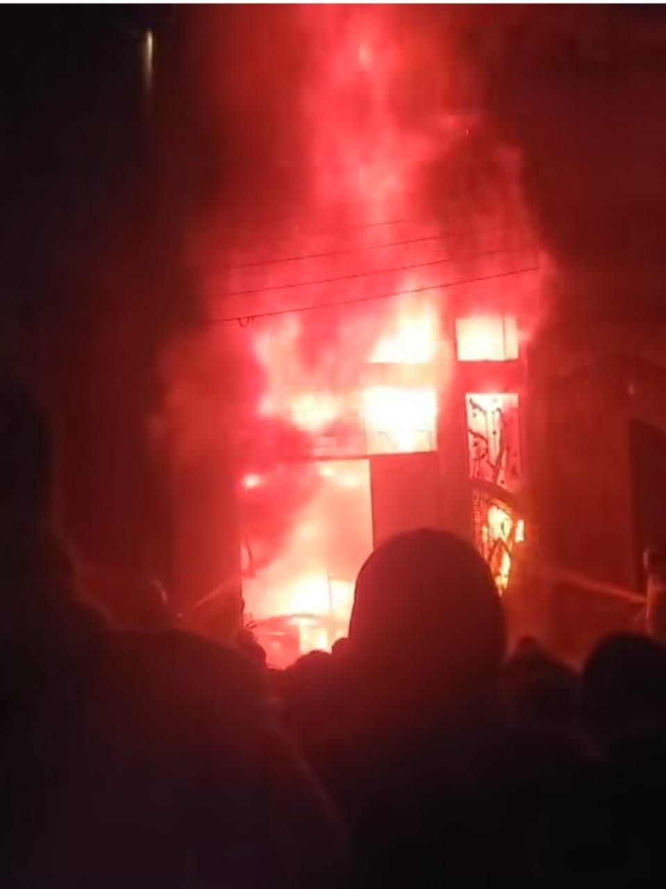 حريق يلتهم ورشة تصنيع أخشاب بالمحلة (3) حريق يلتهم ورشة تصنيع أخشاب بالمحلة (3)