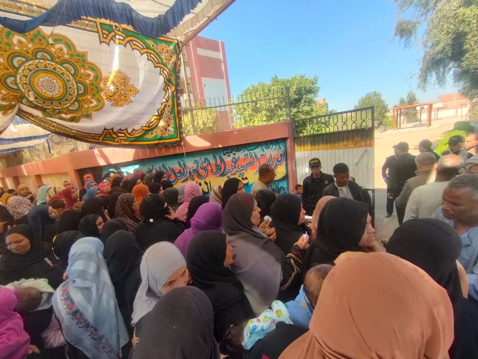 جانب من توافد نسائي كبير على لجان الانتخابات في مدارس قرية الدير جانب من توافد نسائي كبير على لجان الانتخابات في مدارس قرية الدير