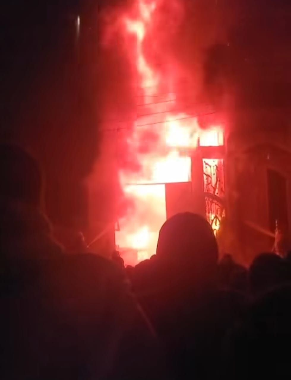 حريق يلتهم ورشة تصنيع أخشاب بالمحلة (4) حريق يلتهم ورشة تصنيع أخشاب بالمحلة (4)