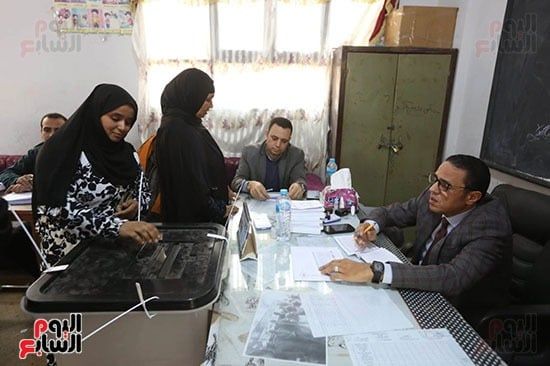 توافد المواطنين على اللجان للإدلاء بأصواتهم (2) توافد المواطنين على اللجان للإدلاء بأصواتهم (2)