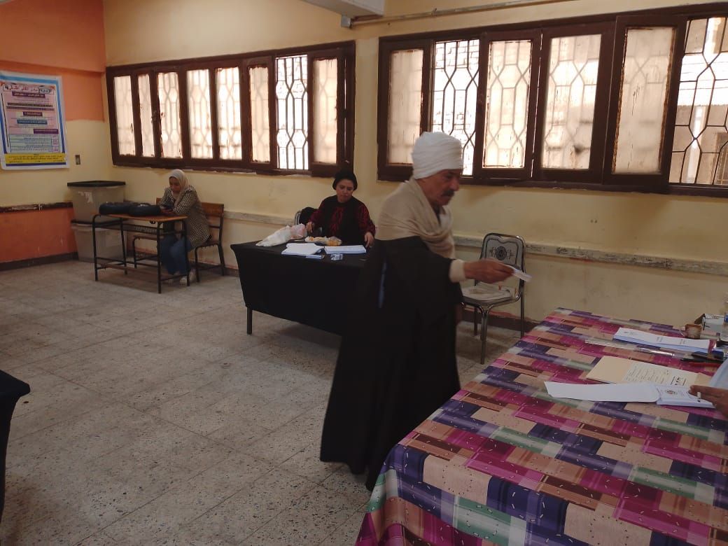 مسن من داخل احدى اللجان مسن من داخل احدى اللجان