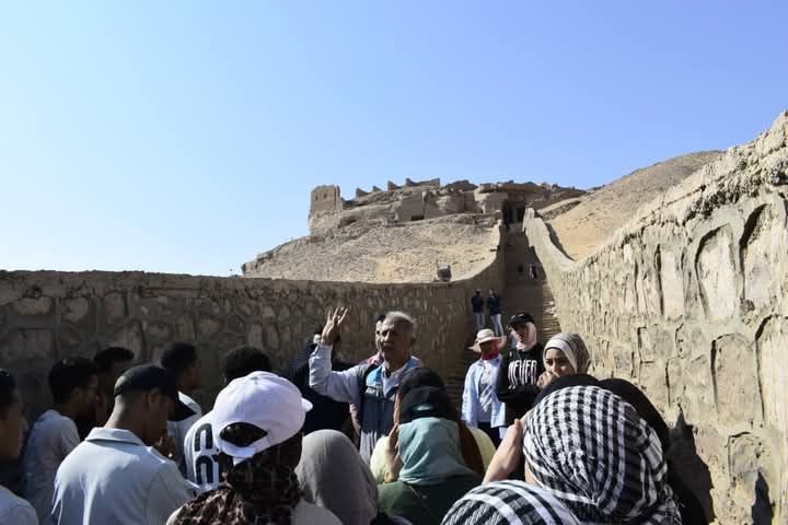 طلاب يستمعون لاستاذهم طلاب يستمعون لاستاذهم