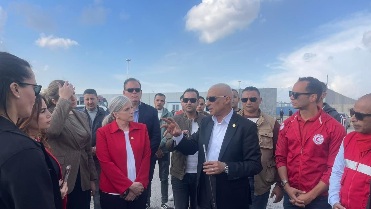 محافظ شمال سيناء مع الوفد الكندي خلال تفقد معبر رفح محافظ شمال سيناء مع الوفد الكندي خلال تفقد معبر رفح