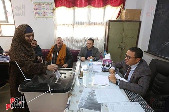 توافد المواطنين على اللجان للإدلاء بأصواتهم (1) توافد المواطنين على اللجان للإدلاء بأصواتهم (1)