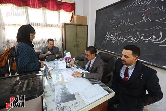 توافد المواطنين على اللجان للإدلاء بأصواتهم (30) توافد المواطنين على اللجان للإدلاء بأصواتهم (30)