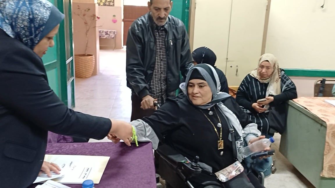 رئيسة لجنة بأسوان تساعد سيدة من ذوى الاحتياجات (2) رئيسة لجنة بأسوان تساعد سيدة من ذوى الاحتياجات (2)