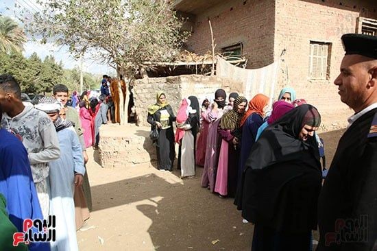 توافد المواطنين على اللجان للإدلاء بأصواتهم (16) توافد المواطنين على اللجان للإدلاء بأصواتهم (16)