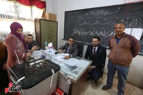 توافد المواطنين على اللجان للإدلاء بأصواتهم (7) توافد المواطنين على اللجان للإدلاء بأصواتهم (7)