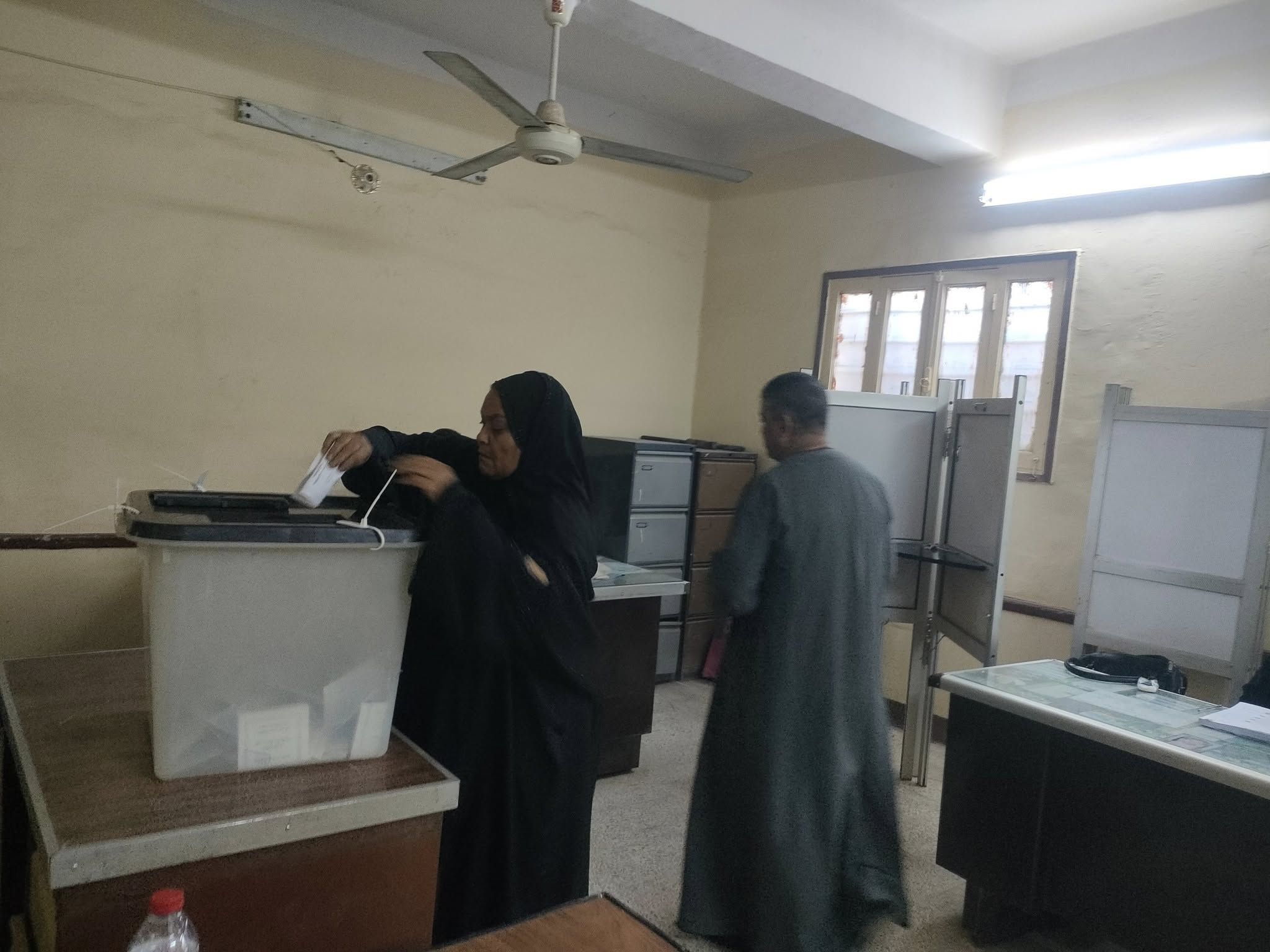 إحدي السيدات خلال الادلاء بصوتها فى الانتخابات إحدي السيدات خلال الادلاء بصوتها فى الانتخابات