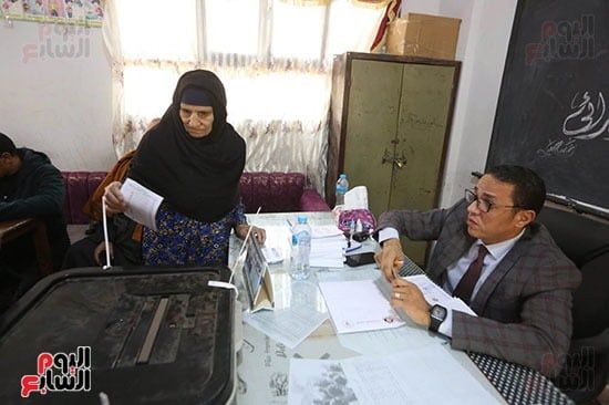 توافد المواطنين على اللجان للإدلاء بأصواتهم (32) توافد المواطنين على اللجان للإدلاء بأصواتهم (32)