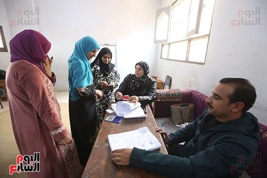 توافد المواطنين على اللجان للإدلاء بأصواتهم (3) توافد المواطنين على اللجان للإدلاء بأصواتهم (3)