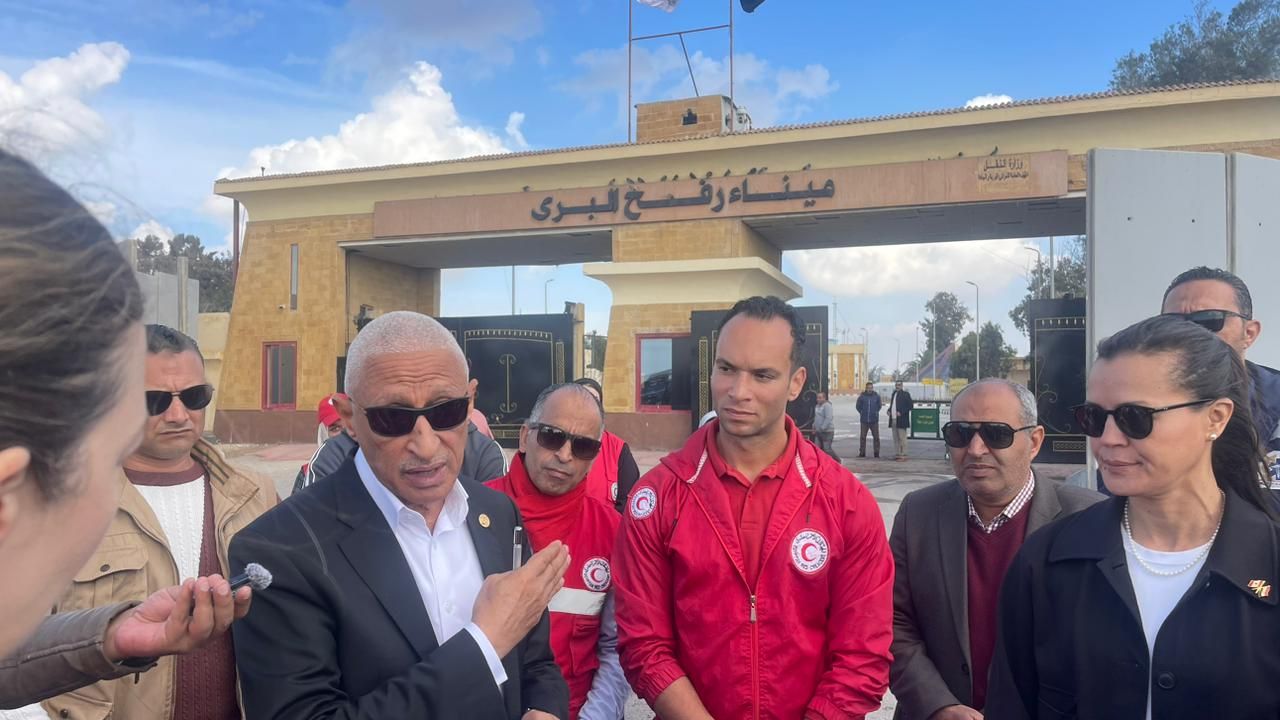 محافظ شمال سيناء مع الوفد الكندي أمام معبر رفح محافظ شمال سيناء مع الوفد الكندي أمام معبر رفح