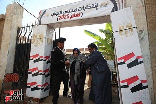 توافد المواطنين على اللجان للإدلاء بأصواتهم (8) توافد المواطنين على اللجان للإدلاء بأصواتهم (8)