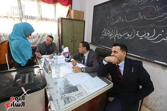 توافد المواطنين على اللجان للإدلاء بأصواتهم (4) توافد المواطنين على اللجان للإدلاء بأصواتهم (4)