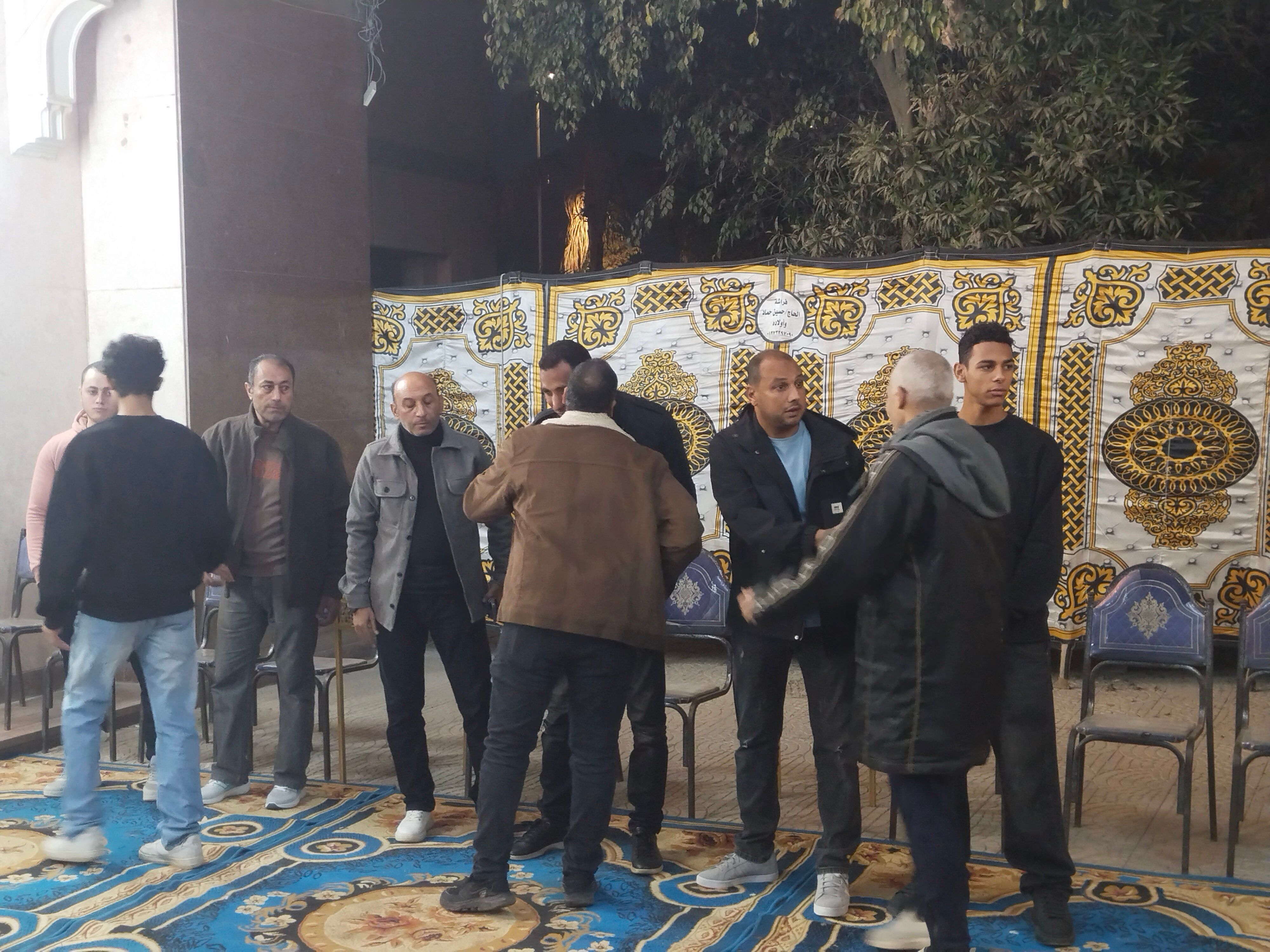 بدء عزاء والدة وائل القباني (8) بدء عزاء والدة وائل القباني (8)