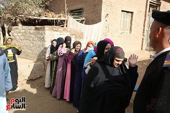 توافد المواطنين على اللجان للإدلاء بأصواتهم (21) توافد المواطنين على اللجان للإدلاء بأصواتهم (21)