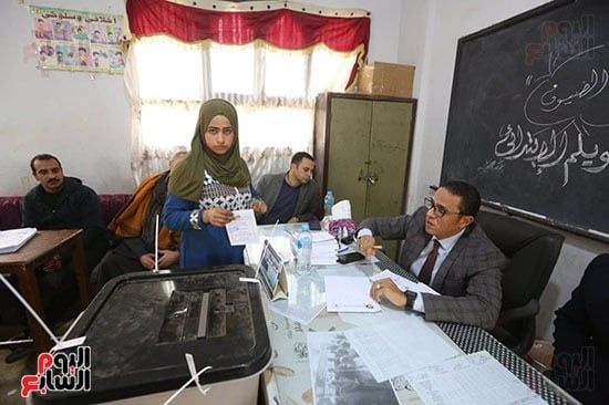 توافد المواطنين على اللجان للإدلاء بأصواتهم (29) توافد المواطنين على اللجان للإدلاء بأصواتهم (29)