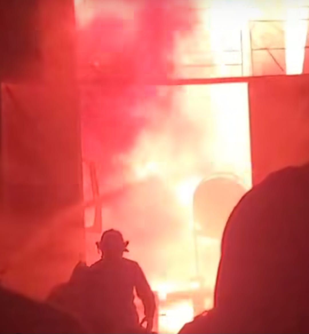 حريق يلتهم ورشة تصنيع أخشاب بالمحلة (2) حريق يلتهم ورشة تصنيع أخشاب بالمحلة (2)