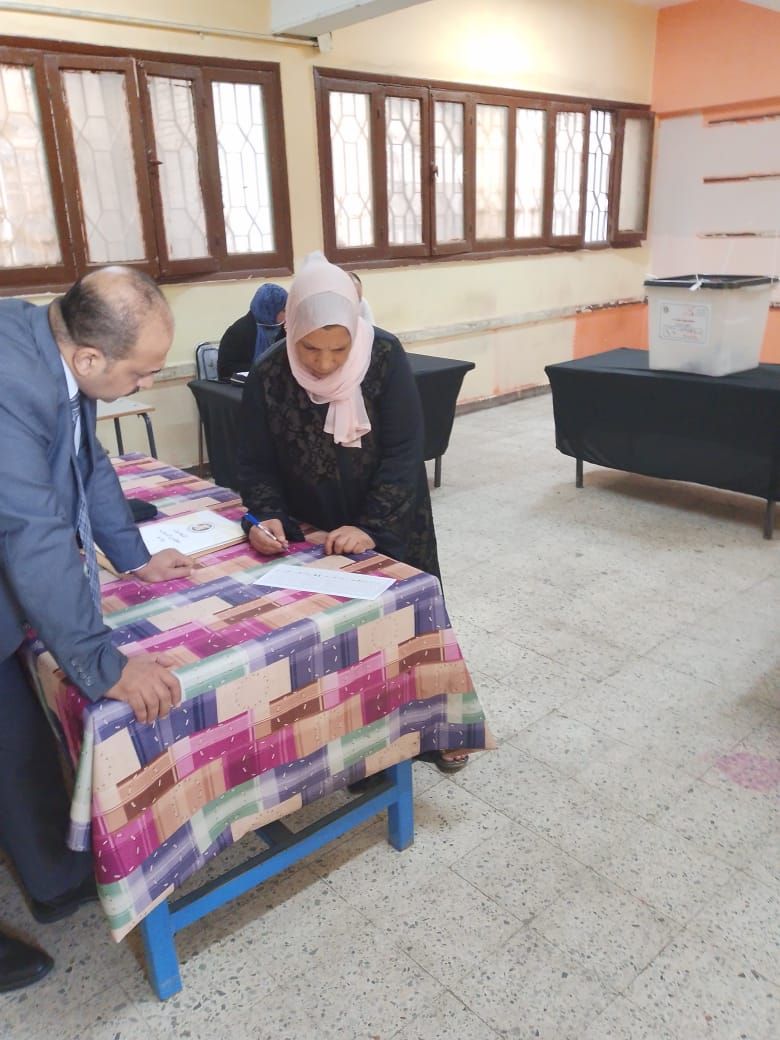 سيدة تسجل قبل الاقتراع سيدة تسجل قبل الاقتراع