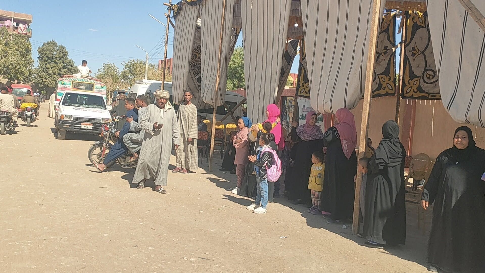 جانب من الاقبال للسيدات على لجان الانتخابات بإسنا جانب من الاقبال للسيدات على لجان الانتخابات بإسنا