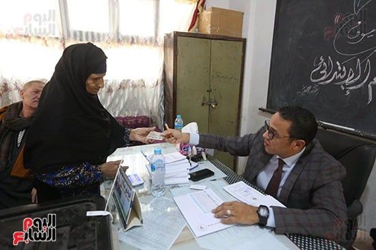 توافد المواطنين على اللجان للإدلاء بأصواتهم (25) توافد المواطنين على اللجان للإدلاء بأصواتهم (25)