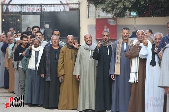 طوابير انتخابية فى العياط أمام لجنة انتخابات طوابير انتخابية فى العياط أمام لجنة انتخابات