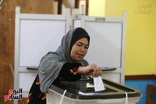 سيدة تدلى بصوتها سيدة تدلى بصوتها