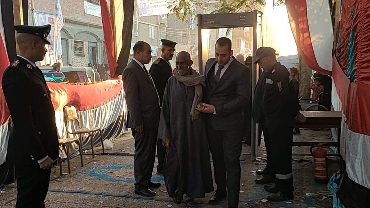 يستقبل المسن من على باب اللجنة يستقبل المسن من على باب اللجنة