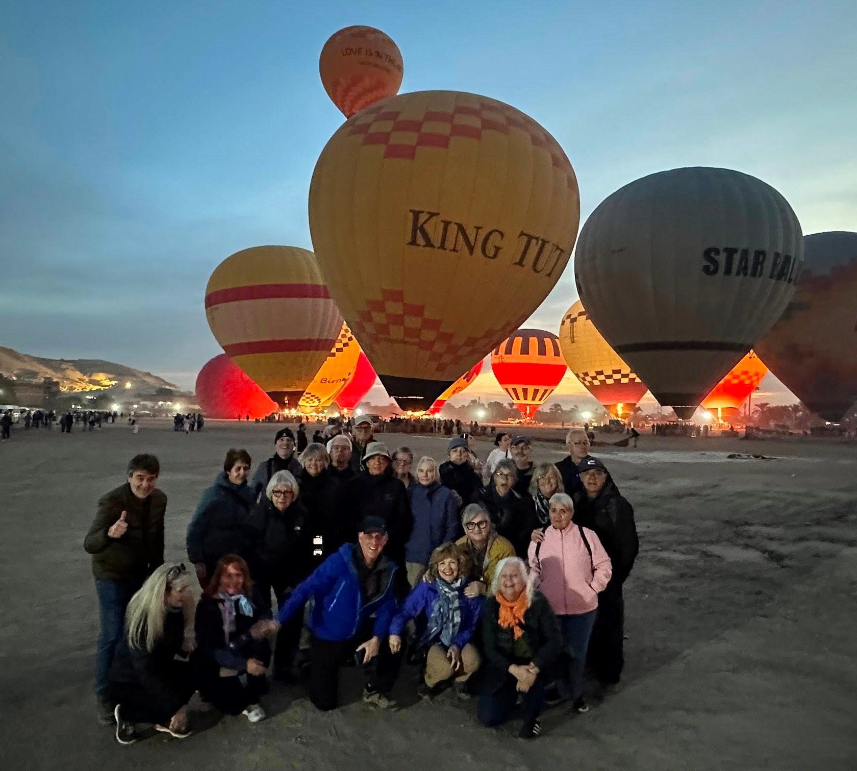 العائلات من حول العالم يستمتعون فى قلب رحلات البالون العائلات من حول العالم يستمتعون فى قلب رحلات البالون