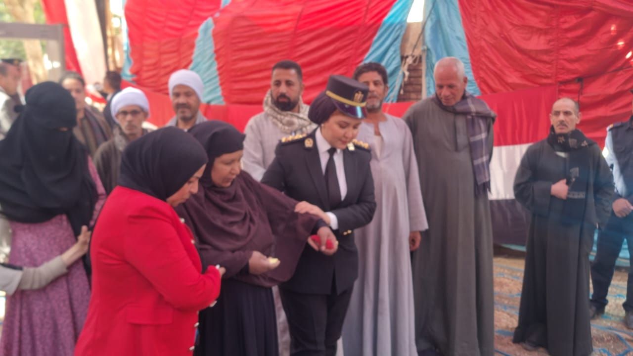 الشرطة تساعد كبار السن الشرطة تساعد كبار السن