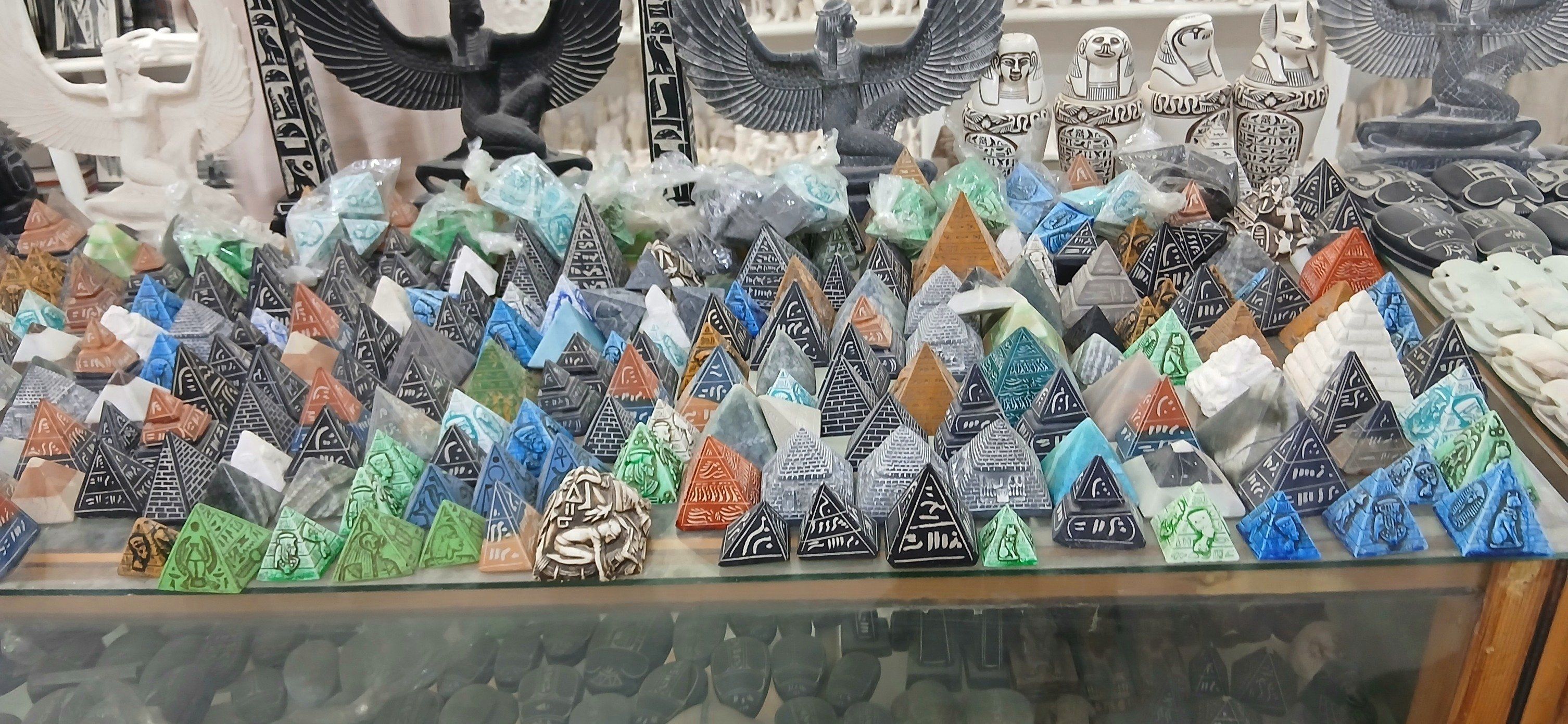 أشكال مختلفة من الأهرامات فى معارض التحف والألباستر
