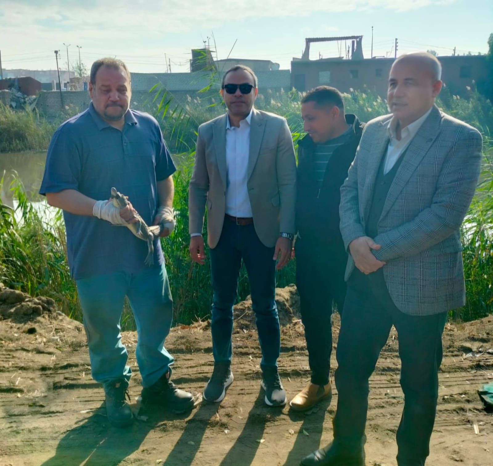 رجال وزارة البيئة في قرية الزاومل رجال وزارة البيئة في قرية الزاومل