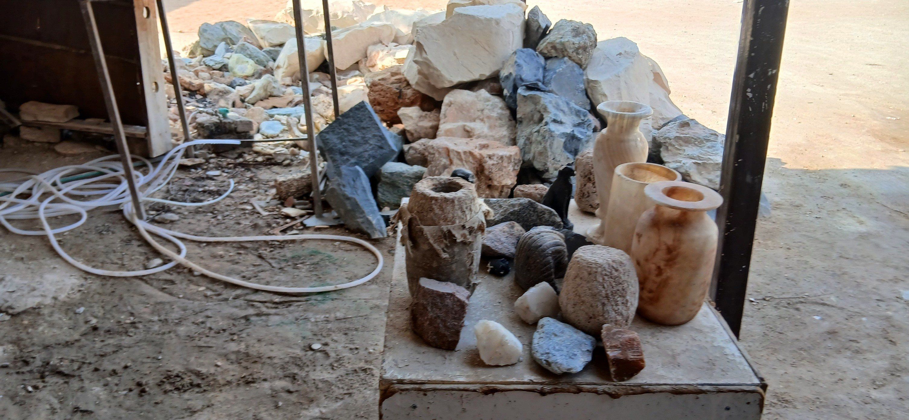 الأحج التى يتم تصنيع منها التحف فى قلب المعارض