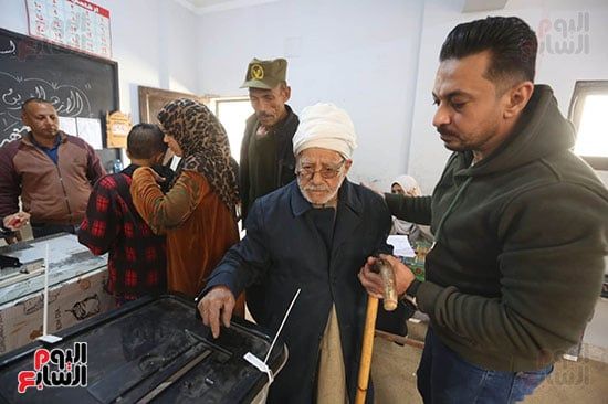 رجل مسن يحرص على المشاركة بانتخابات مجلس النواب رجل مسن يحرص على المشاركة بانتخابات مجلس النواب