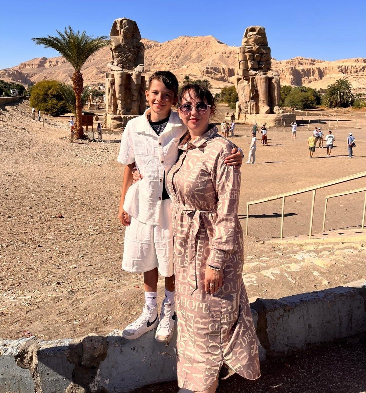 متعة العائلات الأجانب في منطقة تمثالى ممنون متعة العائلات الأجانب في منطقة تمثالى ممنون