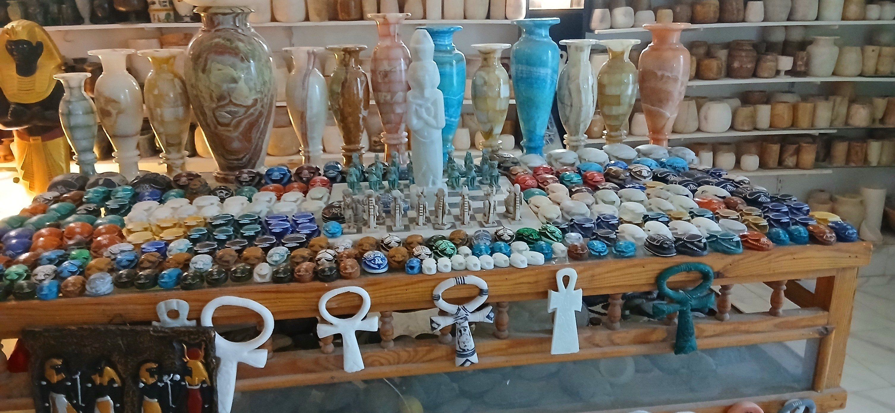 أشكال وأصناف مختلف من الهدايا داخل معارض التحف والألباستر