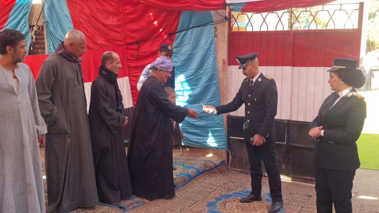 الود والمحبة بين المواطنين والأجهزة الامنية الود والمحبة بين المواطنين والأجهزة الامنية