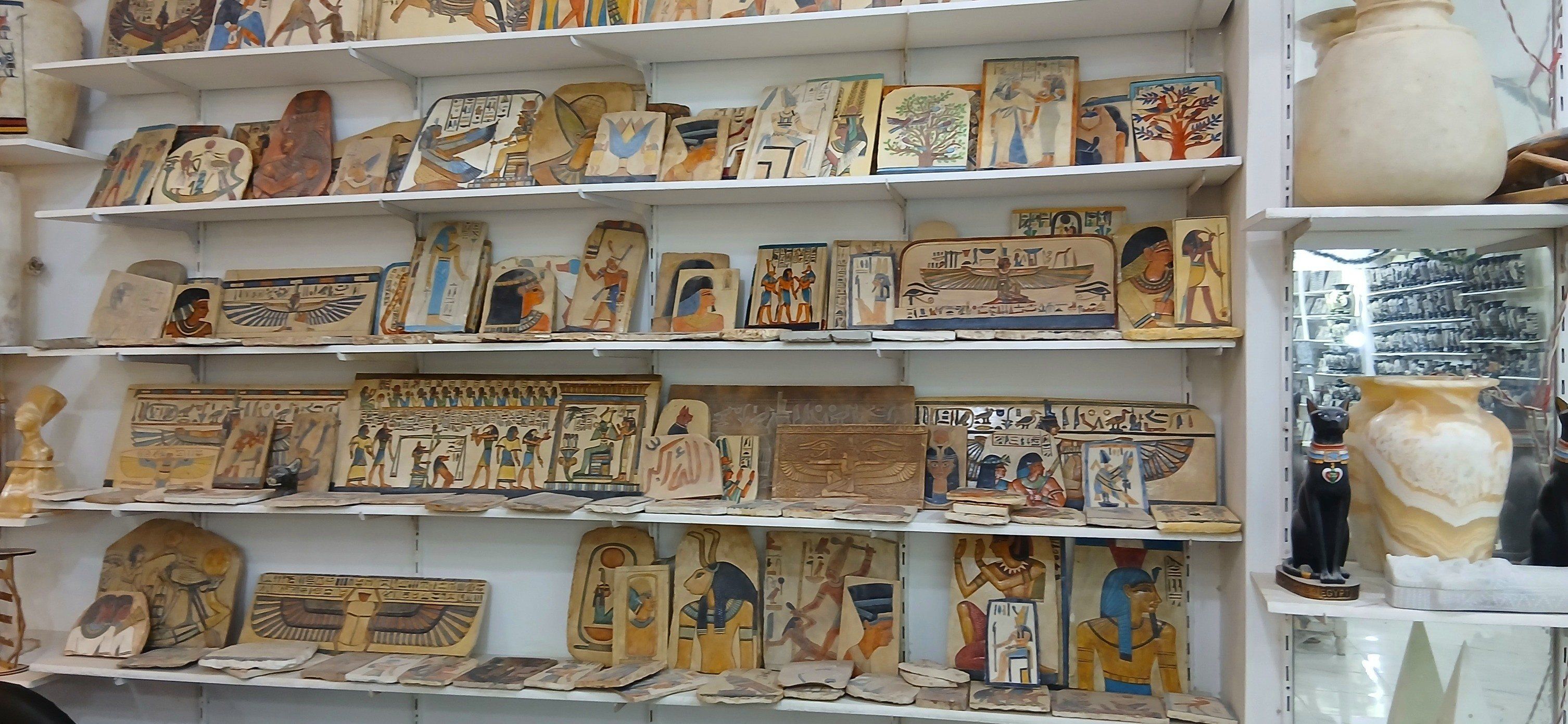 لوحات مبهرة صناعة يدوية فى معارض التحف والألباستر