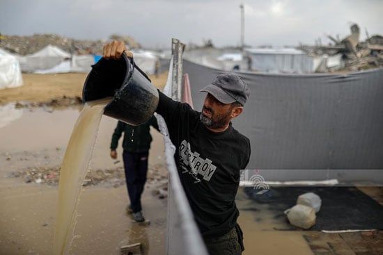 محاولات ازالة مياه الأمطار من الخيام محاولات ازالة مياه الأمطار من الخيام