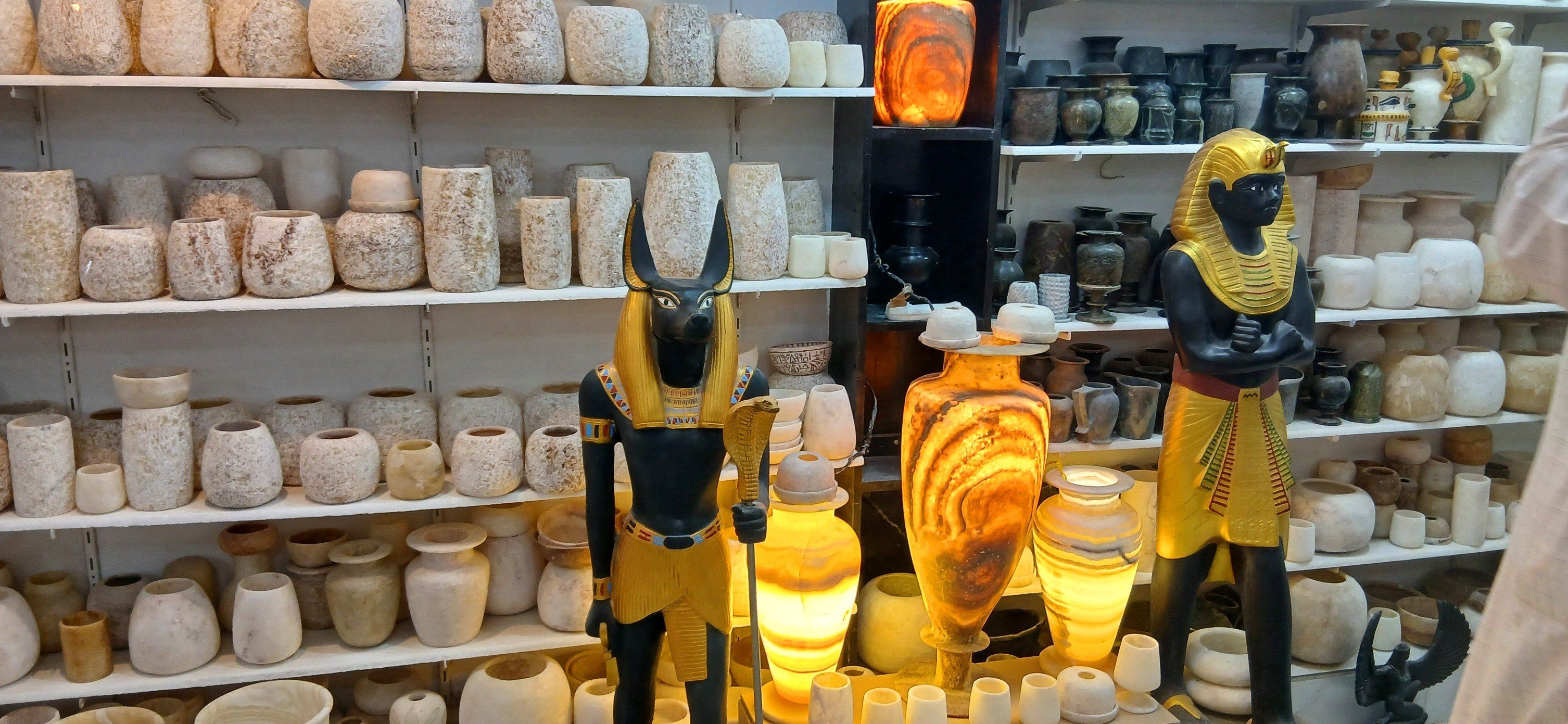 تماثيل متنوعة أمام السياح فى معارض التحف والألباستر