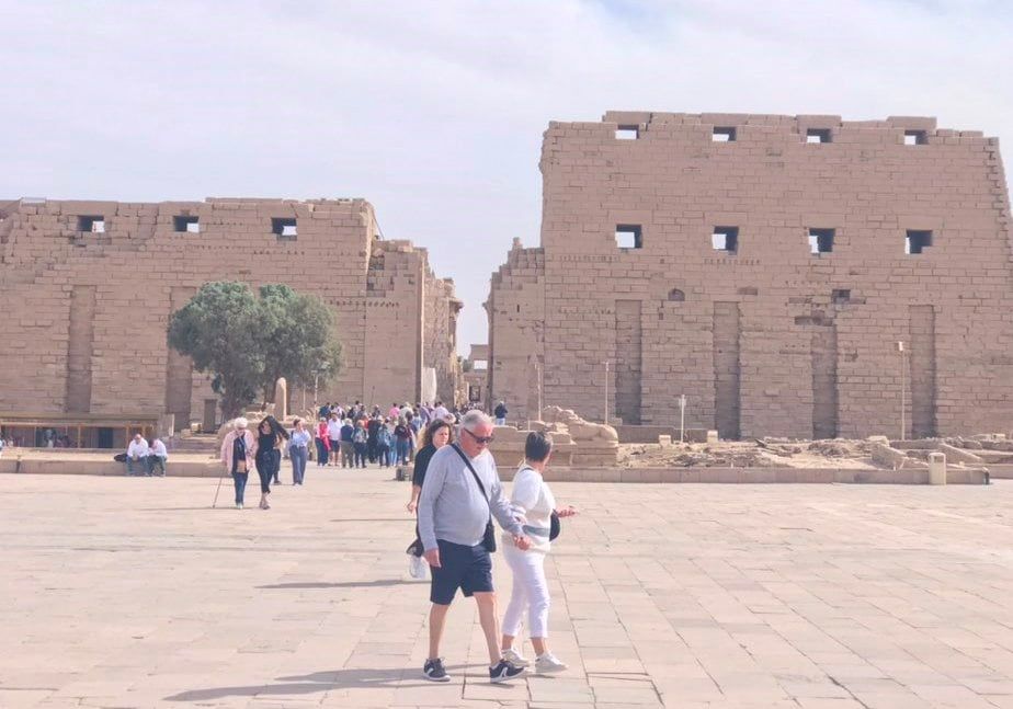 جانب من الزيارات السياحية الكبيرة بمعابد الكرنك جانب من الزيارات السياحية الكبيرة بمعابد الكرنك