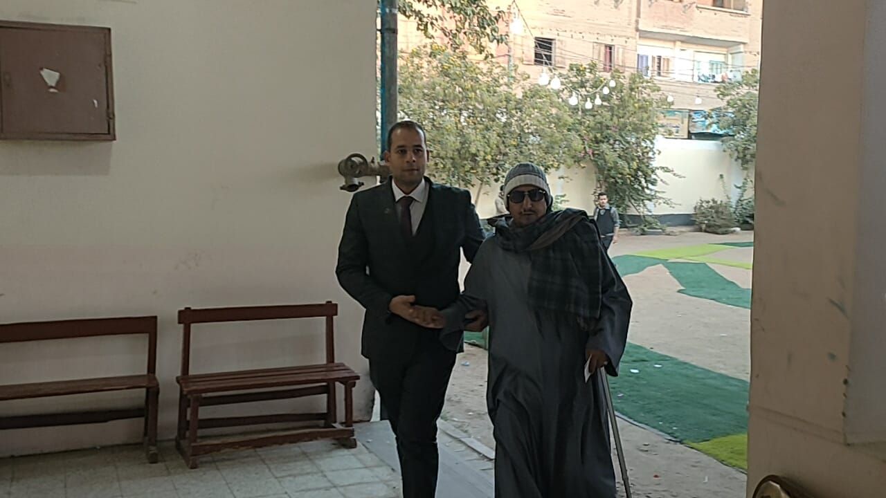 مرافقة الضابط له داخل اللجنة مرافقة الضابط له داخل اللجنة