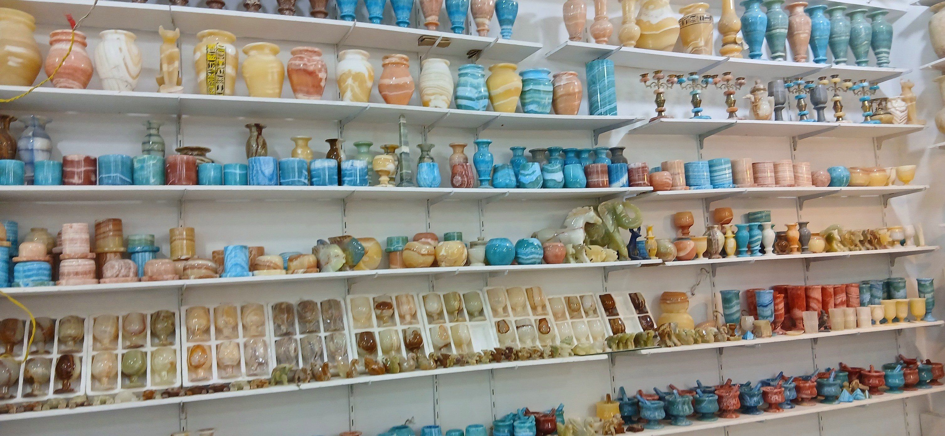 جانب من العرض البديع للسياح داخل معارض التحف والألباستر