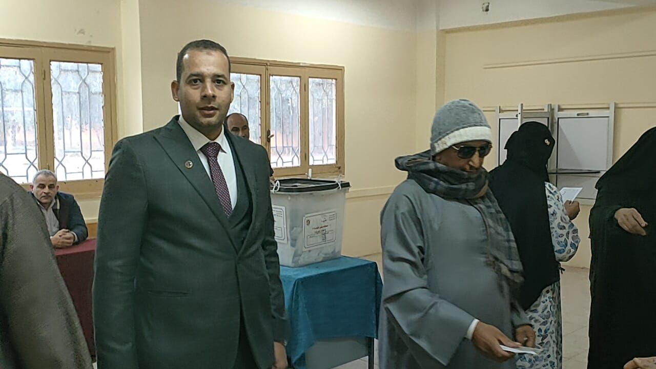 توصيل المسن إلى داخل اللجنة توصيل المسن إلى داخل اللجنة