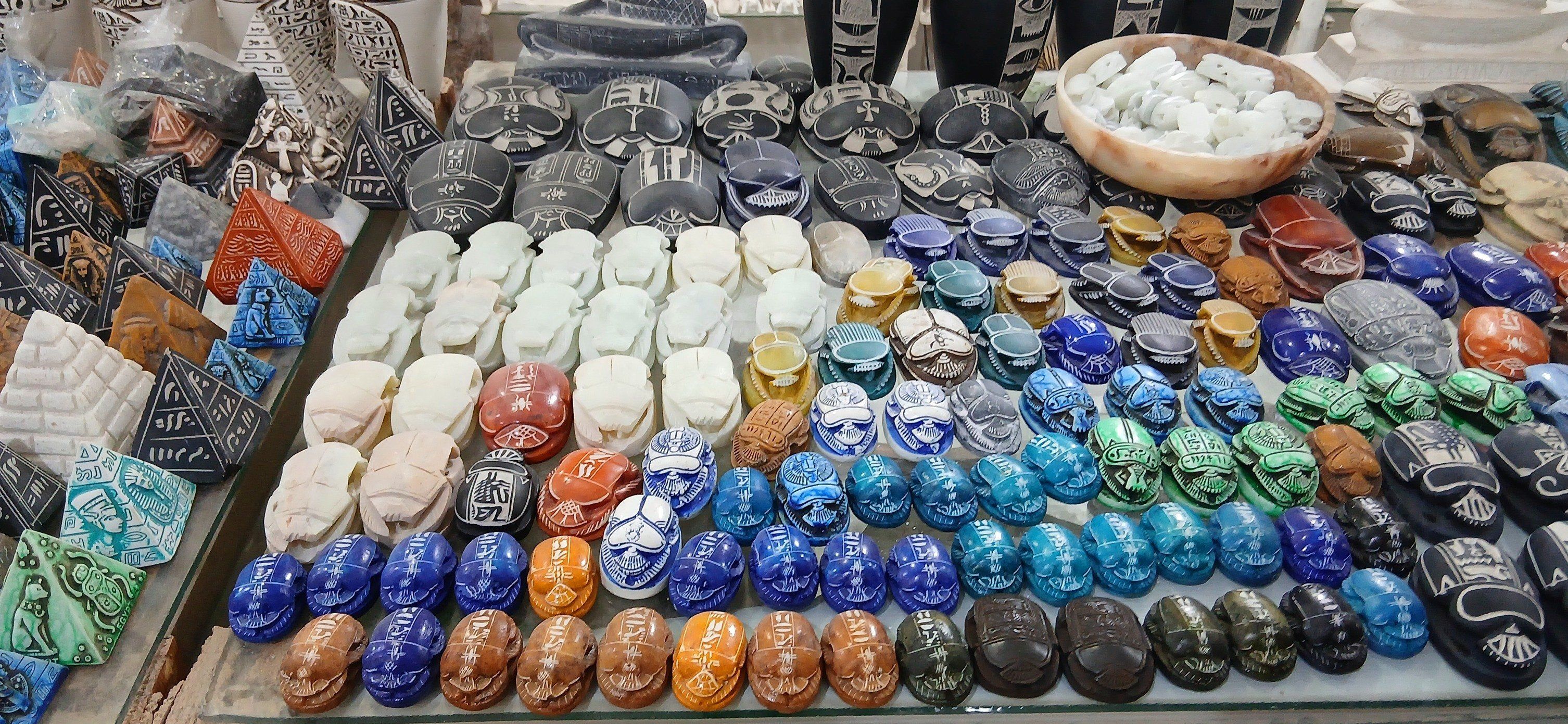 أشكال مختلفة من الجعران الفرعونى فى معارض الألباستر