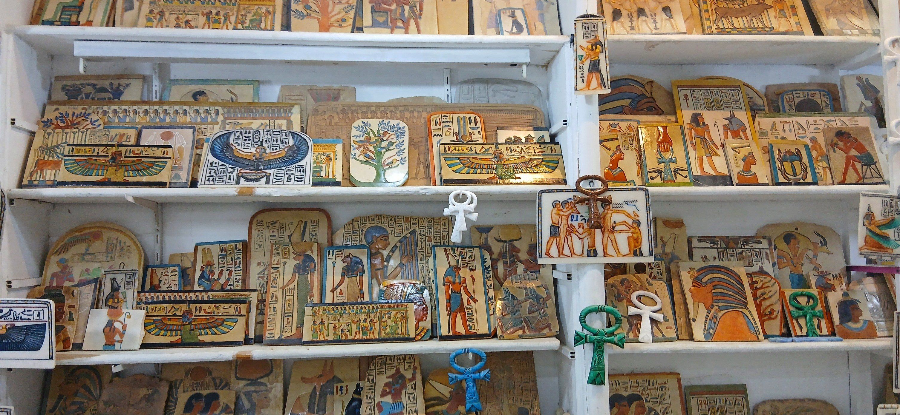 لوحات وبرديات مميزة فى معارض التحف والألباستر