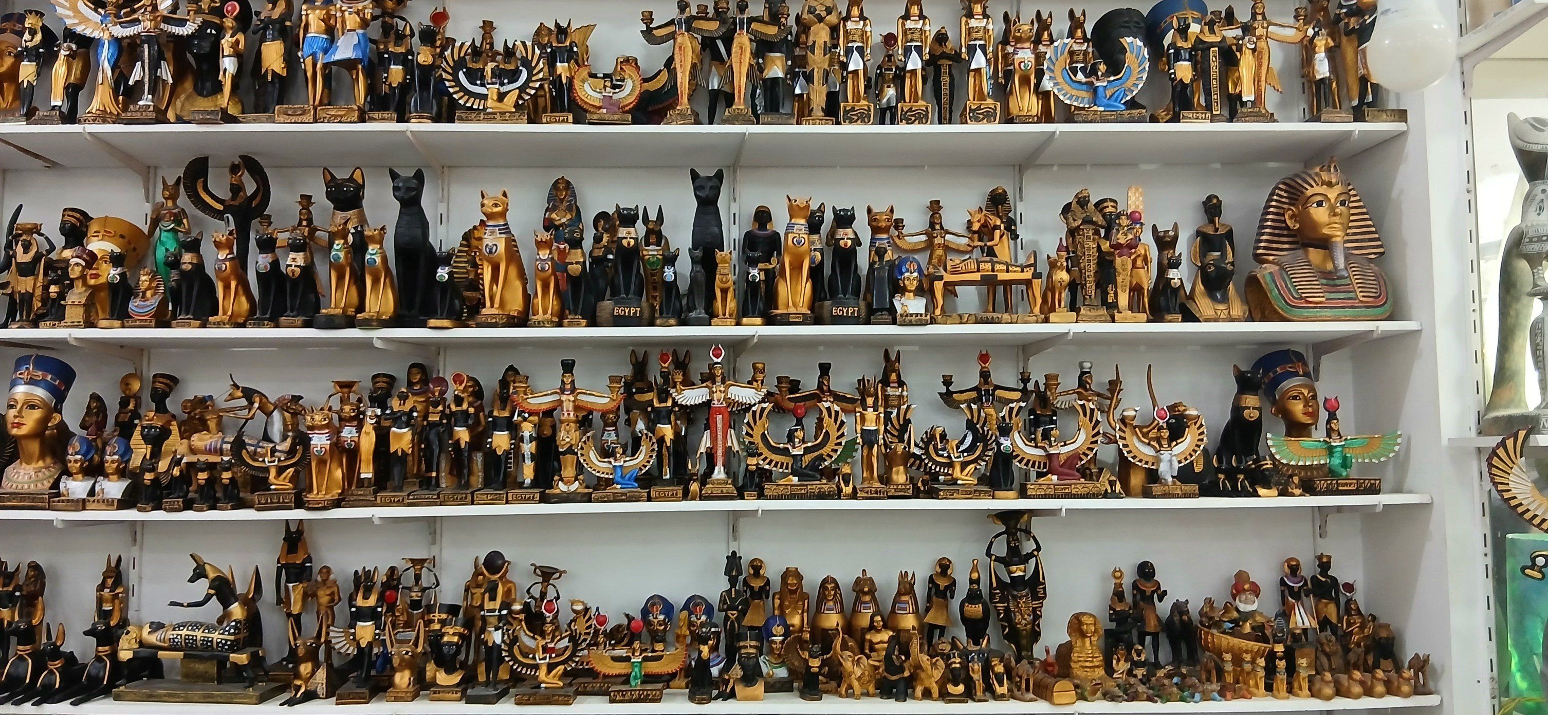 تماثيل متنوعة فى قلب معارض التحف والألباستر