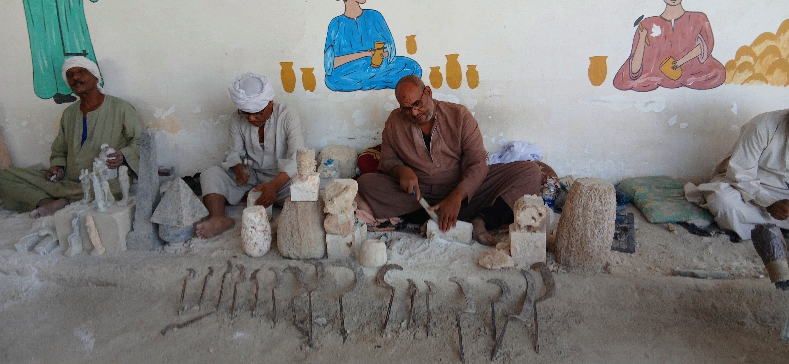 جانب من تصنيع هدايا السياح بطريقة يدوية